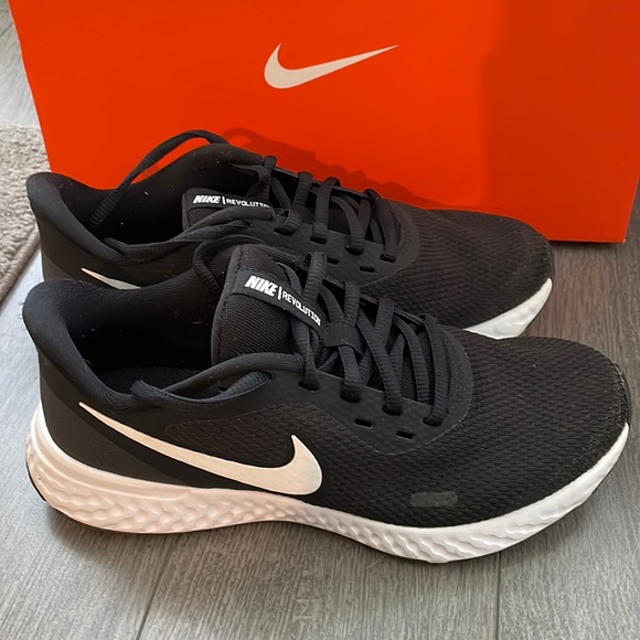 ✨SOLD✨ Nike Revolution 5 Women’s Running Shoe -size 7 - Picture 5 of 7